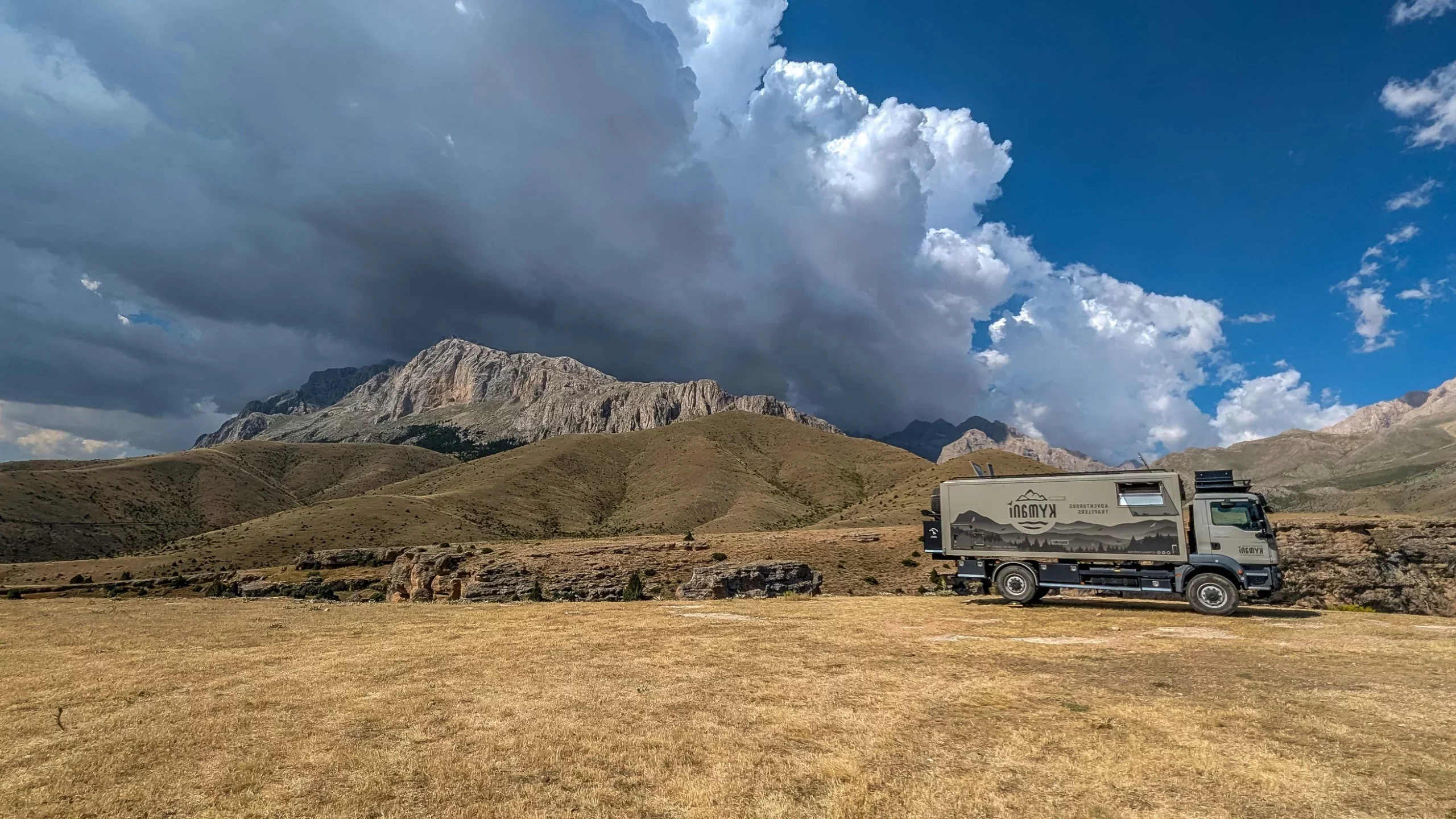 Kymani vrachtwagen camper in Turkije