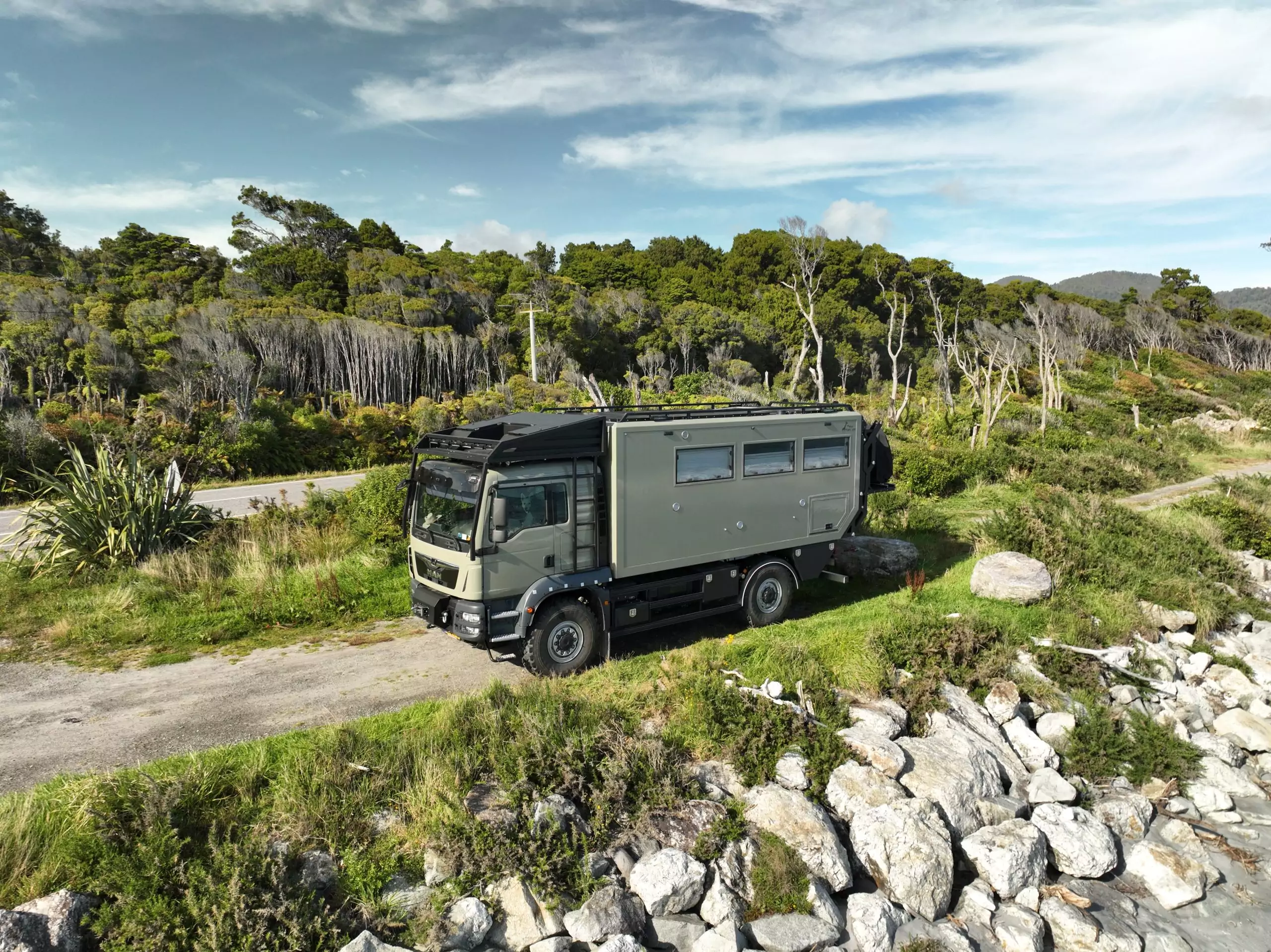 Vrachtwagen camper in de wildernis